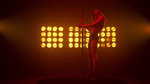 Loira gostosa mostrando dança erótica no clube de strip