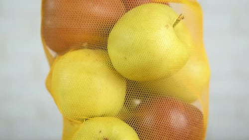 Manzanas coloridas en una bolsa