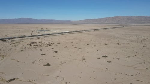 Frachtlokomotive Eisenbahnmotor überquert Arizona Desert Wilderness