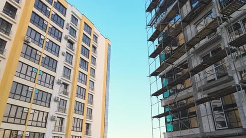 Luftaufnahme eines im Bau befindlichen hohen Wohnhauses. Immobilienentwicklung.