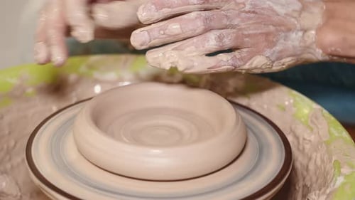Gros plan du bol de fabrication à la main d'une potière