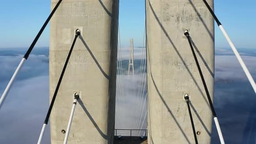 Drohnenflug über die Stütze der Brücke, die im Morgengrauen über die Meerenge gebaut wurde