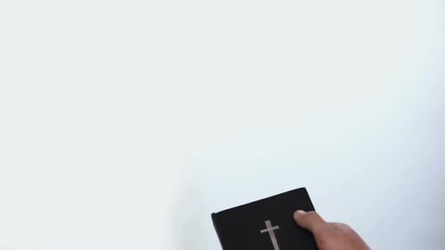 Männliche Hände halten Bibel, beten zum erscheinenden Gott im Hintergrund, Erlösung