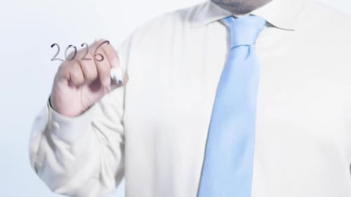 Empresário asiático escreve em 2026