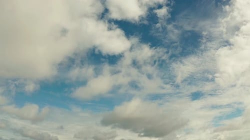 Ciel bleu avec des nuages, paysage aérien