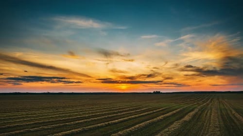 Luftaufnahme des Sonnenuntergangs, heller Himmel über der sommerlichen Heufeld-Landschaft am Abend