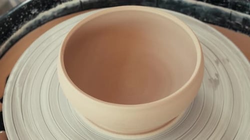 Coupe en argile qui tourne sur un tour de potier. L'assiette en argile tourne sur un tour de potier.