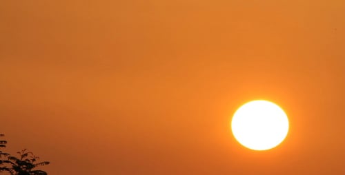 Sonnenaufgang am roten Himmel