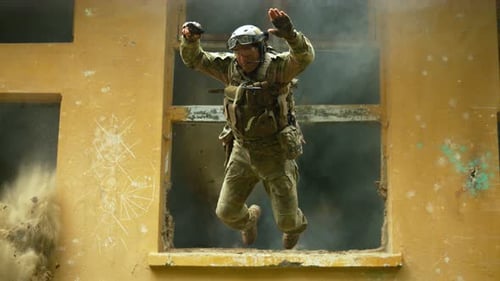 Soldat sautant d'une explosion, au Ralenti