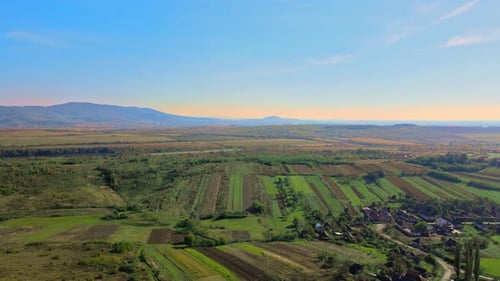Paysage dans les champs, Meadow Spring, montagnes rurales