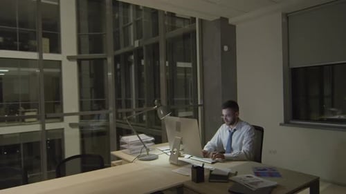 Mitarbeiter bleiben lange im Büro