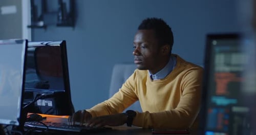Programmierer arbeitet im Büro