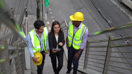 Arquitectos y trabajadores en la obra.