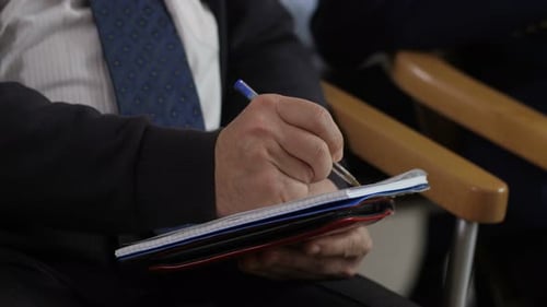 Nahaufnahme Männerhände Schreiben von Informationen auf dem Seminar