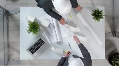 Zwei Ingenieure machen Deal