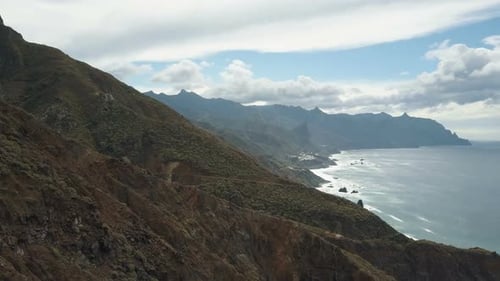 Superbe vue aérienne d'un petit village dans les montagnes au-dessus de l'océan Atlantique à Tenerife