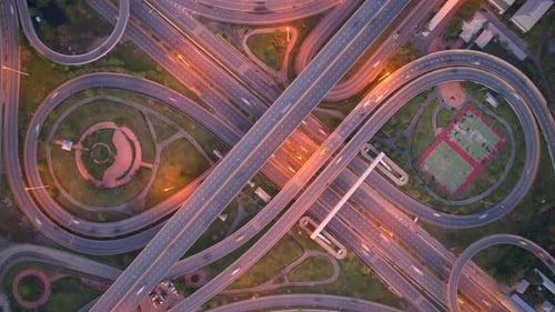 4K : Prise de vue aérienne par Drone hyperlapse d'une route autoroutière en mouvement rapide.