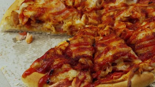 pizza de cerca girando sobre una caja
