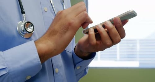Médico con teléfono móvil