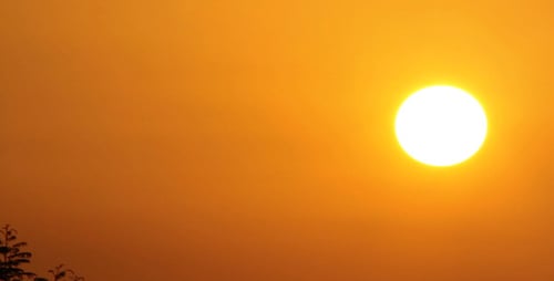 Sonnenaufgang am roten Himmel