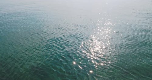 Sonnenstrahlen scheinen auf der Meeresoberfläche