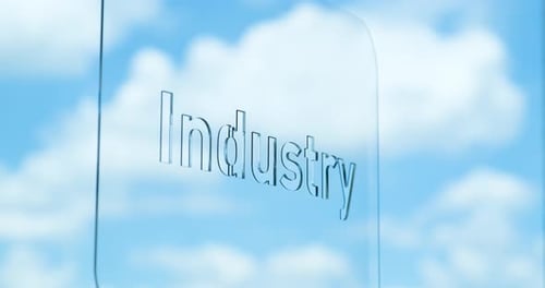 Schriftzug der Glasindustrie und Wolken im Hintergrund