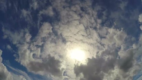 Wunderschöne Wolkenlandschaft, Zeitraffer, ewiges Glück mit Gott im Himmel