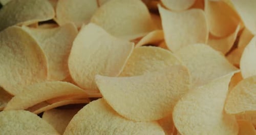 Schrotkartoffelchips ohne Rotate sind ein beliebter Snack für Bier