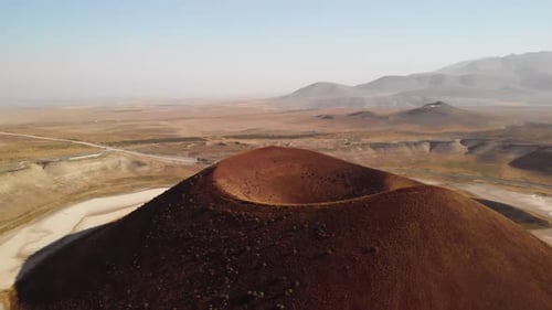 Luftaufnahme des Vulkans Caldera auf dem Roten Planeten Mars
