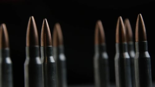 Filmmusik rotierende Aufnahme von Kugeln auf einer metallischen Oberfläche - BULLETS 017