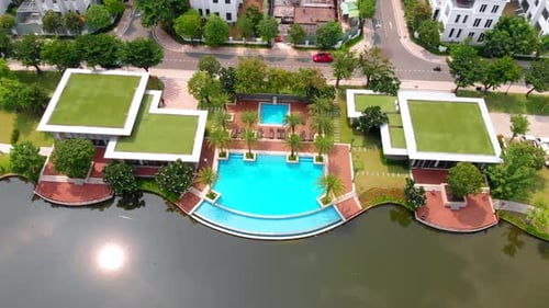 Vuelo aéreo de un Zumbido en un día soleado de verano con el telón de fondo de un hermoso parque y