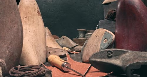 Lieu de
travail traditionnel pour cordonniers avec outils, sangle, cuir et règles.