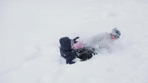 Kinder haben Spaß mit Schnee