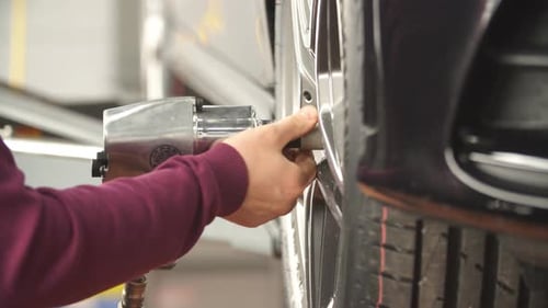 Männer schrauben Autorad in der Garage