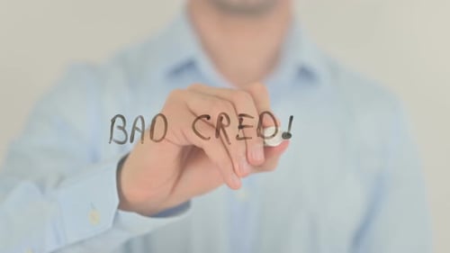 Mauvais crédit, homme écrivant sur un écran transparent