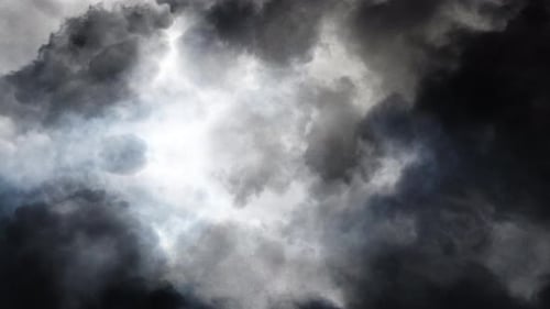 dunkle Cumulonimbus-Wolken am Himmel, ein Gewitter 4k