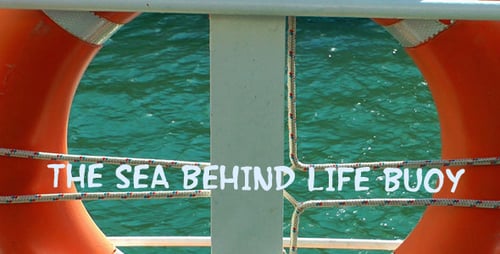 El mar detrás del salvavidas