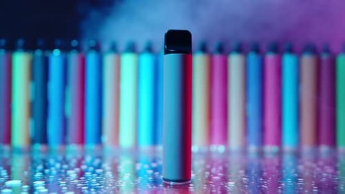 Cigarettes électroniques et vapoteurs avec de la fumée au néon