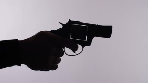 Mann schießt aus der Pistole