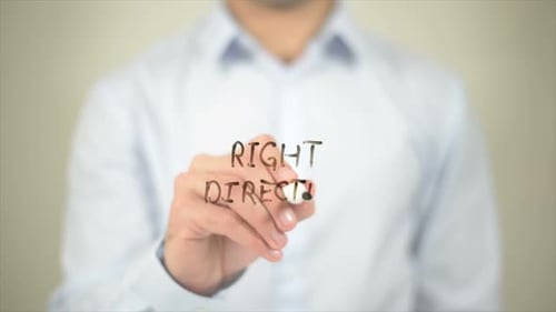 Richtiger Richtungsmann schreibt auf transparentem