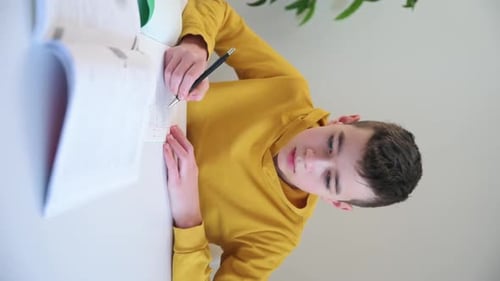 Junge schreibt Hausaufgaben