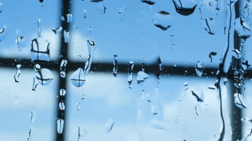Regentropfen auf Glas