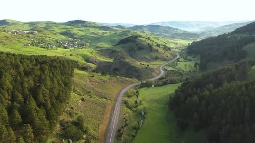 Luftaufnahme der Natur Green Meadows Village Und Mountain Road