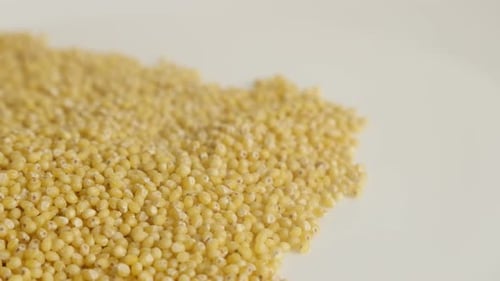 Langsames Kippen über Bohnen von Panicum miliaceum 4K 2160p 30fps UltraHD-Aufnahmen - Proso Hirse Organic Sup