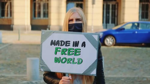 Slogan Made in a Free World sur les actions de protestation dans la ville