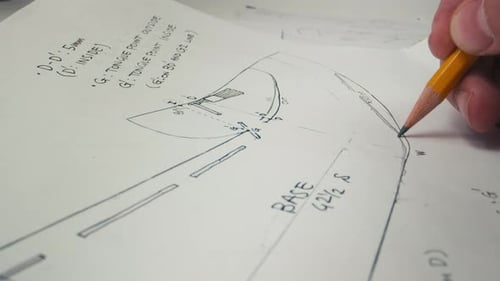 Nahaufnahme der Hände des Mannes, der Linien auf Papier zeichnet. Architekt mit Bleistift Blaupausen auf Papier erstellen