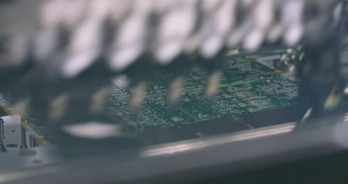 La machine SMT à technologie de montage en surface place des éléments sur des circuits imprimés