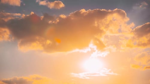 Sonnenuntergang Bewölkter Himmel mit flauschigen Wolken