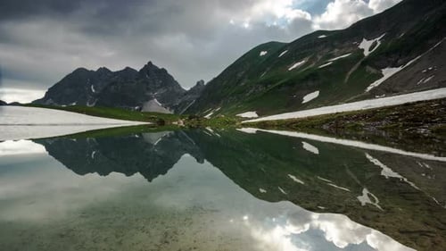 Zeitraffer: Symmetrische Reflexion im Bergsee, Bayerische Alpen, Deutschland