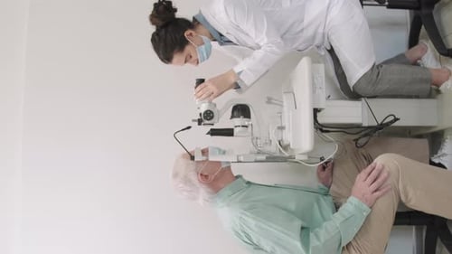 Homme âgé faisant vérifier sa vue chez un oculiste